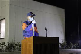 消防団員を激励する藤本町長